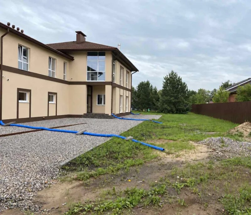 Благоустройство участка с устройством дренажа и щебёночного основания